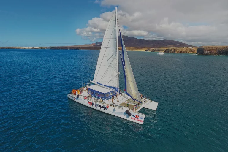 Enjoy a 100% experience on board of the best boat activities in Lanzarote
